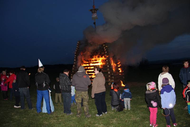 V PRŮVODU. Oslavu čarodějnického reje v sobotu zahájili ti nejmladší u jamského kulturního domu, aby se tam nechali vymalovat do čarokrásy, a s lampionky se vydali vstříc čtyřmetrové vatře u sportovního areálu nad obcí.