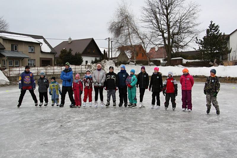 Ledová plocha rokytenského rybníka posloužila členům místního sboru dobrovolných hasičů k uspořádání soutěží pro děti. Ty si tak mohly vyzkoušet rychlobruslení, krasobruslení i práci hokejového útočníka. 