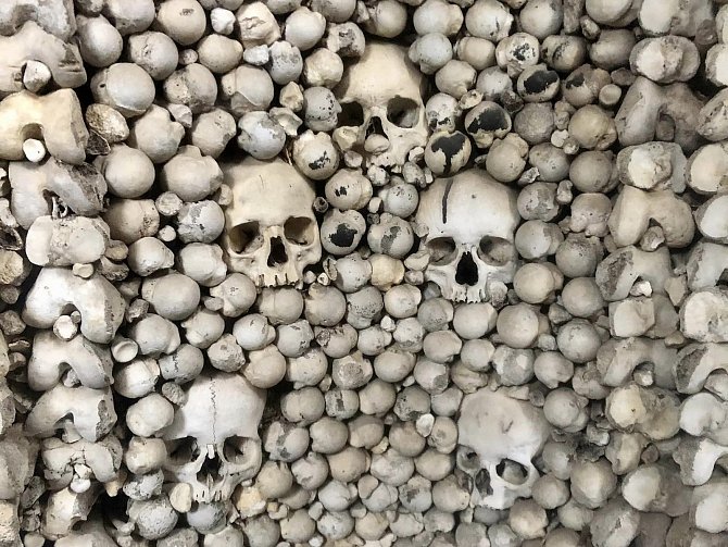 Podle odhadů se v kostnici v Nížkově nachází lebky a kosti pěti až osmi tisíců lidí.