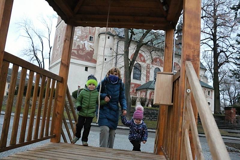 Města a obce se na Vánoce připravily. Nazdobily stromy, postavily jesličky i zvoničky štěstí.