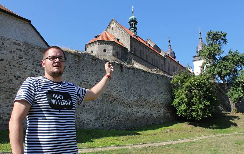 Václav Prchal z informačního centra u třebíčské baziliky ukazuje, kudy vede nová prohlídková trasa.
