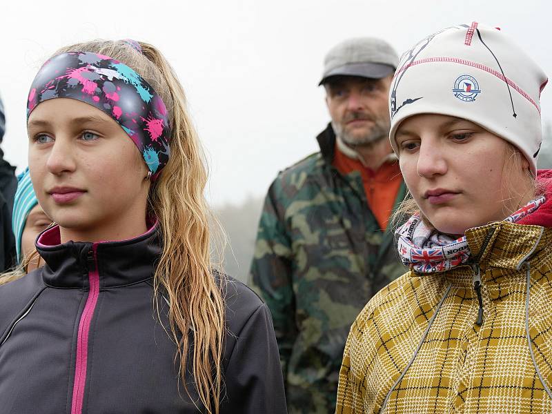 Účastníky sázení neodradil chlad ani déšť. Díky nim na ovčí pastvinu přibylo zhruba osm desítek nových stromů.