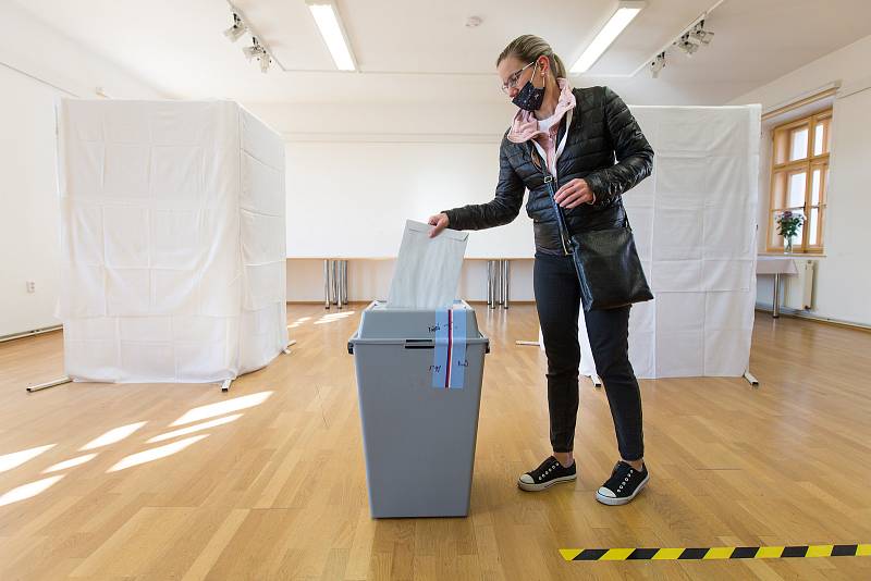 Volby do Poslanecké sněmovny ve volební místnosti ve Velké Bíteši.