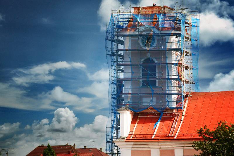 Opravenou kupoli novoveselského kostela vraceli zpět na její místo. Do makovice byly ještě předtím vloženy jak původní historické zprávy, tak i aktuální poselství budoucím generacím.