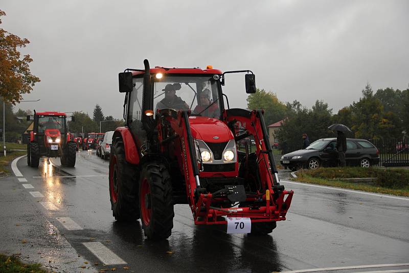 Zemědělské stroje absolvovaly šestikilometrovou trasu z Maršovic do Vysočina Areny.