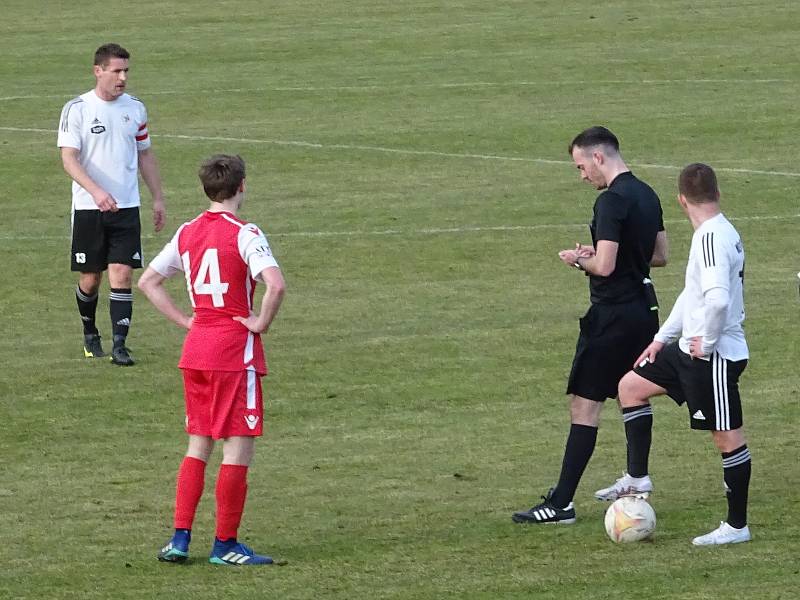 V úvodním jarní utkání zdolali fotbalisté Bystřice nad Pernštejnem (v bílých dresech) hostující Speřice (v červeném) 2:0. Oba góly vstřelil záložník Chloupek.