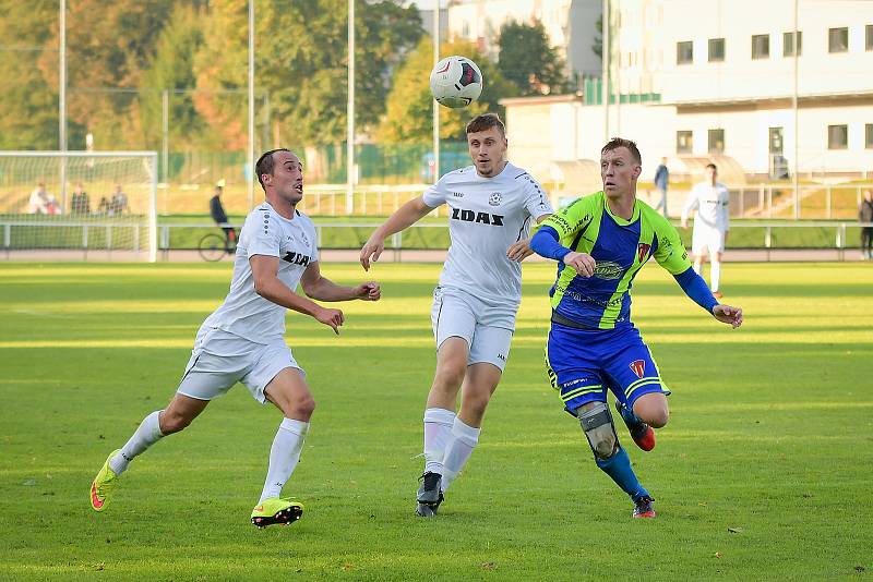 V nedělním divizním utkání mezi fotbalisty FC Žďas Žďár nad Sázavou (v bílém) a Tasovicemi (v modrožlutém) se body po remíze 2:2 dělily.