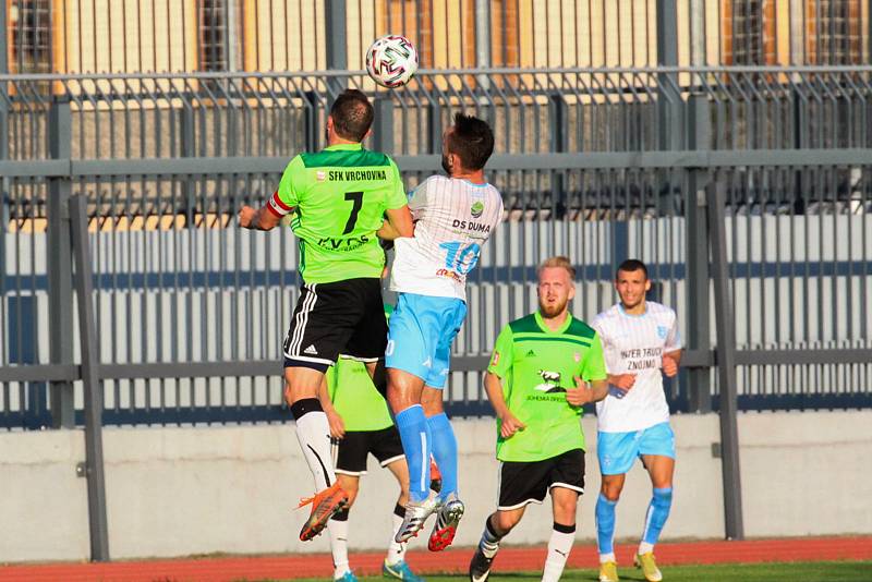 Fotbalisté Nového Města na Moravě (v zeleném) v pátek vyhráli ve Znojmě (v modrém) 2:0.