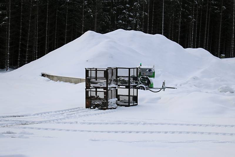 Zásobník sněhu byl naplněn v březnu. Sníh tam přečkal jaro, léto i podzim. Teď už se jen čeká na příznivé počasí, aby mohl být odvezen na tratě.