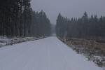 Takto vypadala v devět ráno silnice mezi Žďárem a Sněžným.