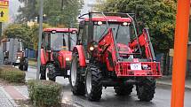Nejvíce traktorů jedné značky v jedoucí koloně.