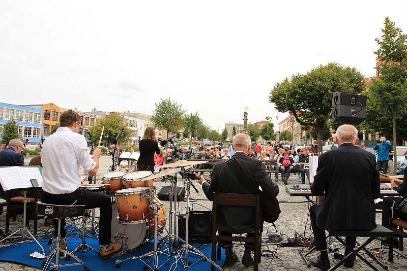 Tradiční festival odstartoval hudební produkcí místního swingového orchestru, slavnostním zahájením výstavy ve Staré radnici a kapli svaté Barbory a koncertem na skleněnou harfu.