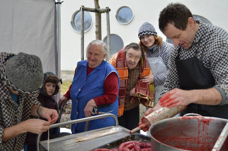 PRO SENIORY. Jitrnice voněly v Domově pro seniory ve Velkém Meziříčí. Obyvatelé i personál ochutnali také tlačenku, ovar nebo kroupovou polévku. 