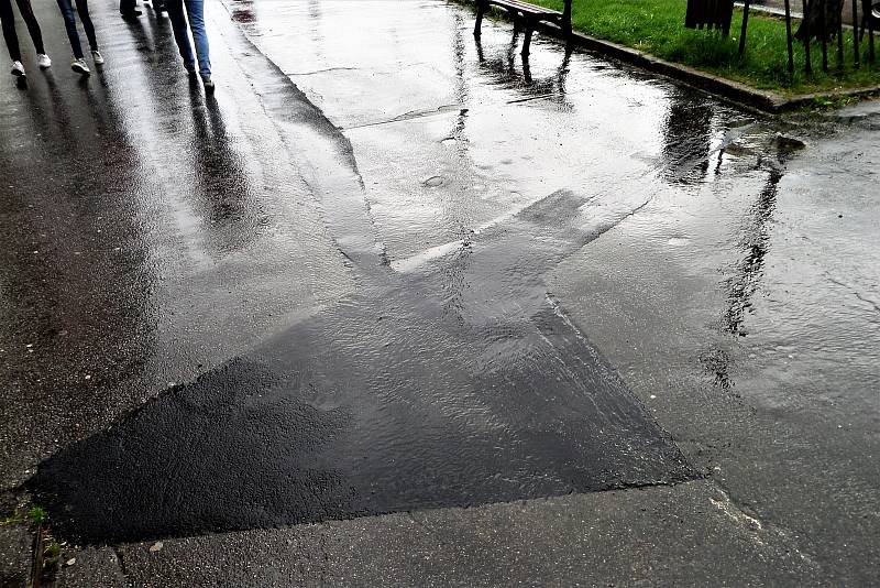 Chodníky na Žďárském náměstí jsou ve špatném stavu. Když prší, tvoří se na nich veliké kaluže.