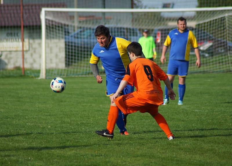 Bohdalec (v modrém) porazil Velkou Losenici 3:1 a nadále ztrácí na vedoucí Bohdalov B ve IV. třídě skupině A šest bodů. 