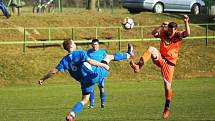 Hráči Radešínské Svratky (v oranžovém) s béčkem Polné (v modrém) dlouho prohrávali 0:1, v závěrečné čtvrthodině však dokázali zápas dvěma góly otočit.