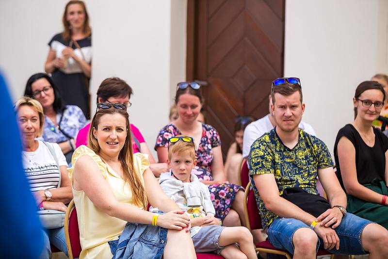 Na tři sta lidí si přišlo pochutnat na výborném jídle a hlavně podpořit stavbu Domova Pomněnka, který bude sloužit lidem s Alzheimerovou nemocí a jinými typy demence.