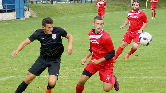 Fotbalisté juniorky Vrchoviny (v červeném) si před vlastními fanoušky poradili výsledkem 3:2 se Šebkovicemi.