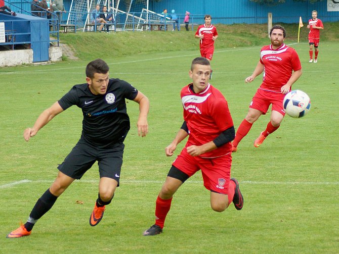 Fotbalisté juniorky Vrchoviny (v červeném) si před vlastními fanoušky poradili výsledkem 3:2 se Šebkovicemi.
