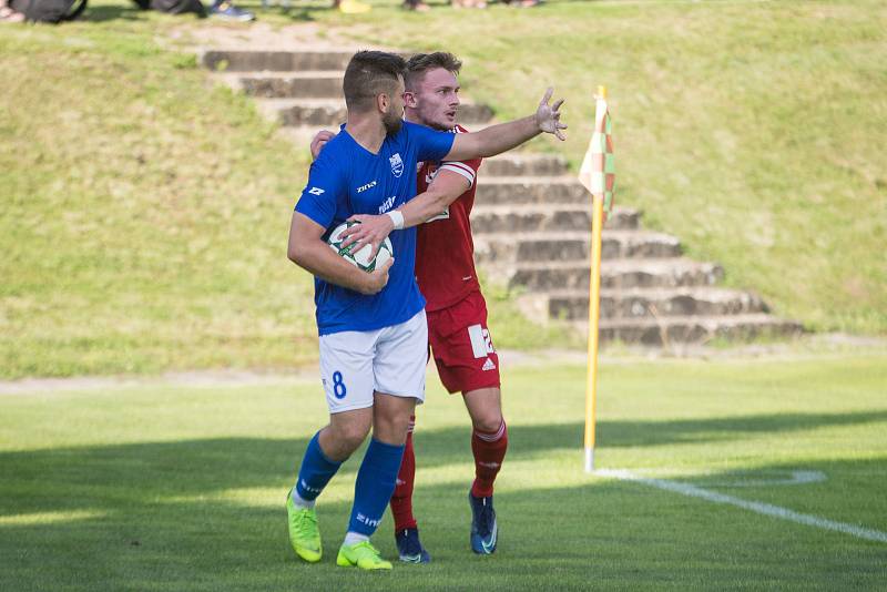 V premiérovém utkání letošního ročníku MSFL mezi Velkým Meziříčím (v červeném) a Dolním Benešovem (v modrých dresech) se body dělily.