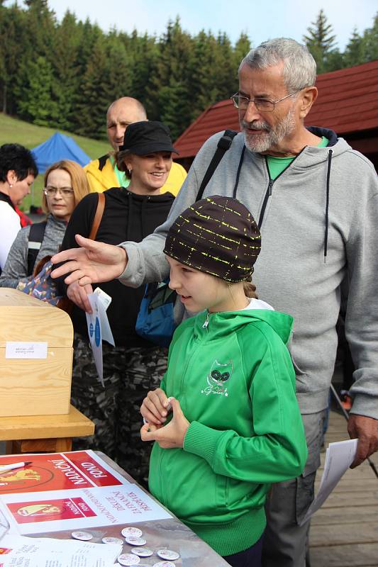 Pochod srdcem Vysočiny navazuje na někdejší Chiranskou padesátku, jež se poprvé konala v roce 1968. Letos došlo k obnovení tradice - bylo při tom kolem tisícovky výletníků, kteří vyrazili na trasy o délce od pěti do padesáti kilometrů.