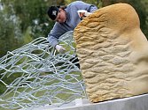 Tři pískovcové sochy, které v srpnu vznikly v rámci sochařského sympozia Žďáření 2016, byly instalovány poblíž cyklostezky u žďárského Modrého hřiště.