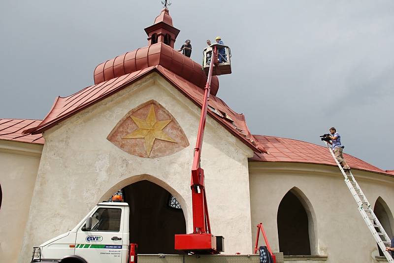 Řemeslníci museli k zavěšení zvonů využít plošinu. 