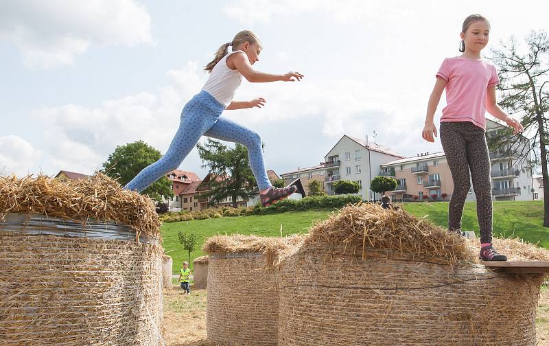 Bludiště ze slámy z autorské dílny sochaře a malíře Michala Olšiaka je nově postavené na Farských humnech ve Žďáře nad Sázavou.