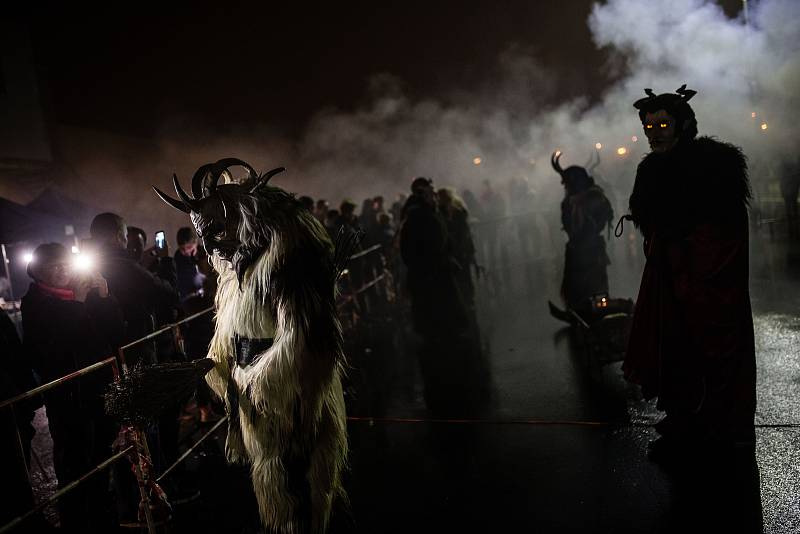 Pochod krampusů ve Žďáře nad Sázavou.