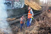 Práce dělníků na údržbě tratí je poměrně namáhavá. Vše se musí dělat ručně, za provozu a pouze v období vegetačního klidu. 