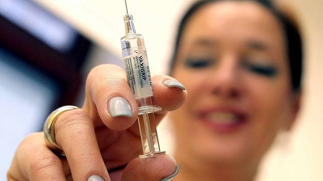 Proti chřipce se v Česku nechává očkovat málo lidí.