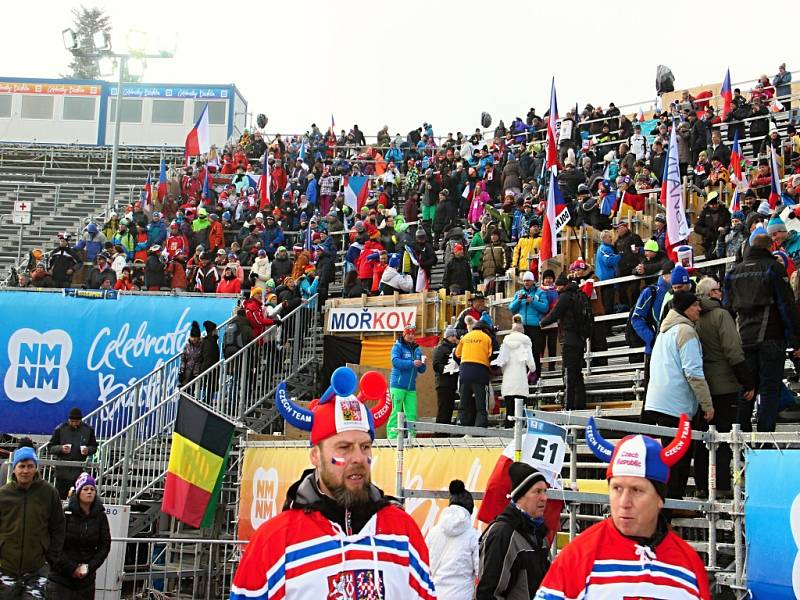 Biatlonoví fanoušci se v sobotu do Vysočina Areny začali přesunovat už čtyři hodiny před začátkem závodů. 