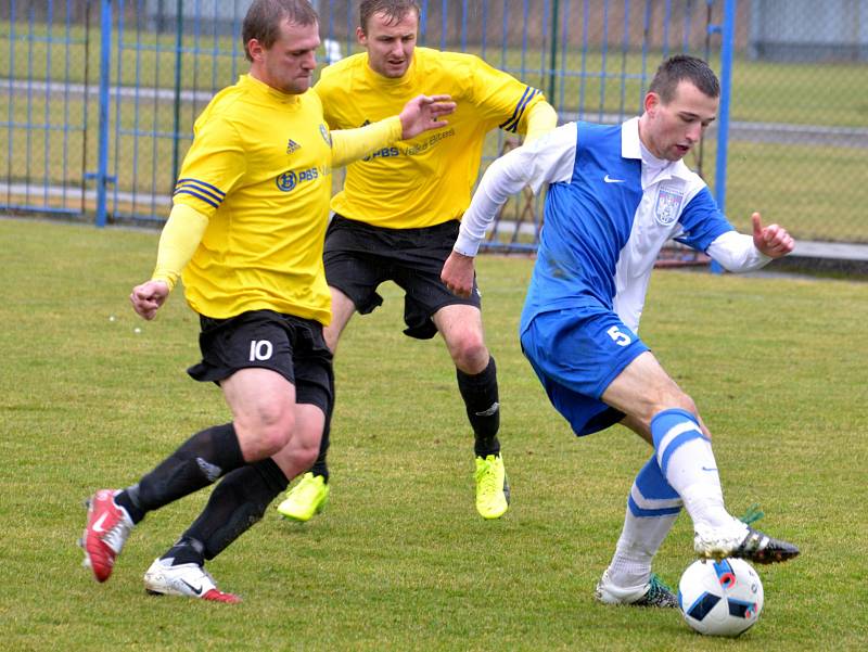 Fotbalisté Velké Bíteše (ve žlutém) na jaře zabředli do záchranářských bojů. Potřebují proto každý bod, v neděli doma ovšem přivítají druhý Uherský Brod.