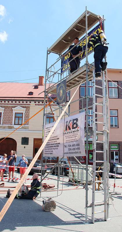 Ve vlastním potu se koupali hasiči na sluncem rozpáleném Vratislavově náměstí v Novém Městě na Moravě. V sobotu odpoledne se přímo v centru města konal třetí ročník soutěže Novoměstský železný hasič.