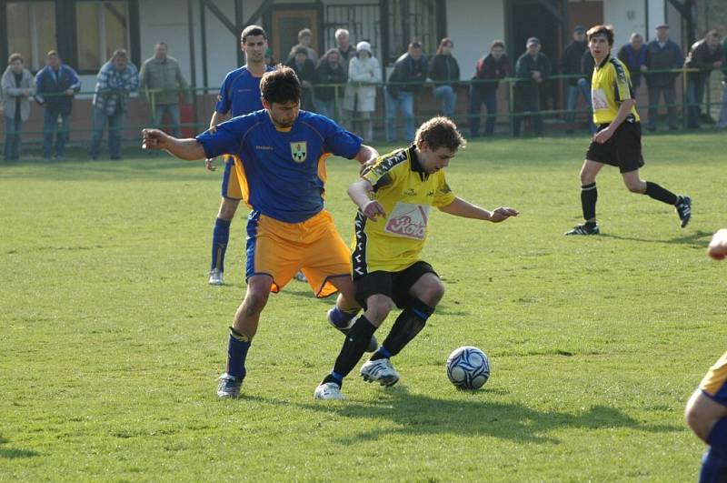 Fotbalisté Měřína (v tmavém) teď mají vše ve svých rukou. Pokud v posledním kole vyhrají v Telči, postoupí do I. A třídy.