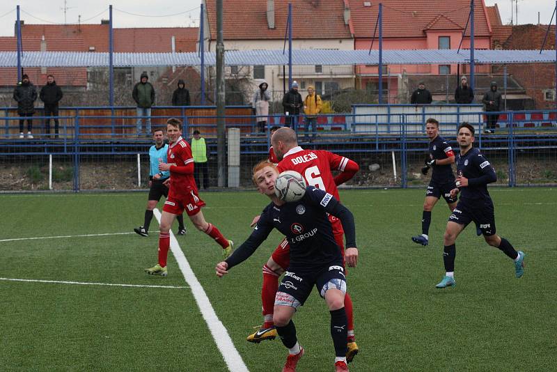 Fotbalisté Slovácka B (v černém) ve 22. kole MSFL podlehli na kunovické Bělince Velkému Meziříčí (v červeném) 0:1.