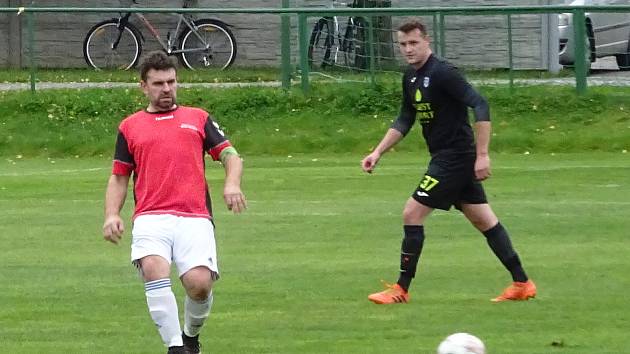 V 9. kole okresního přeboru Žďárska se utkali fotbalisté rezervy Nové Vsi (v červených dresech) a Víru (v černém). Během devadesáti minut gól nepadl.