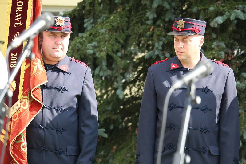 Slavnostního odhalení plastiky Lva od Vincence Makovského coby připomínky stého výročí vzniku Československé republiky se zúčastnily více než dvě stovky lidí.