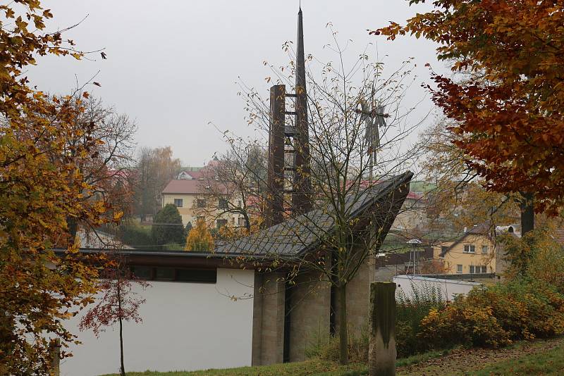 Zcela netradičně naleznou návštěvníci křížové cesta  kromě čtrnácti tradičních zastavení ještě jedno navíc.