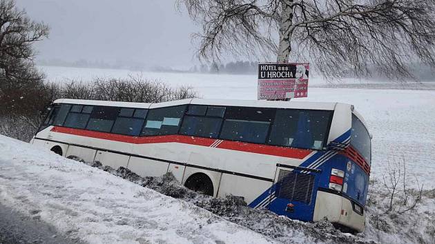 Nehoda autobusu u Škrdlovic na Žďársku