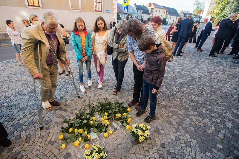 Odhalení kamenů zmizelých připomínající oběti holocaustu v Novém Městě na Moravě.