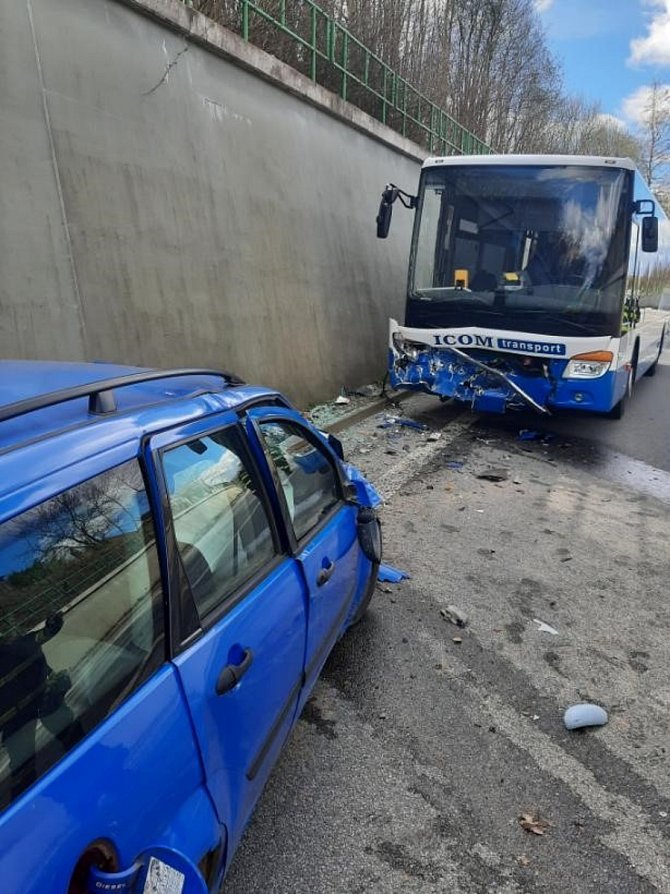 Nehodě auta a autobusu mezi Řehořovem a Měřínem.
