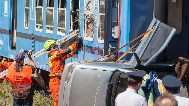 Cvičení jednotek IZS při srážce vlaku s osobním automobilem v Sázavě na Žďársku.