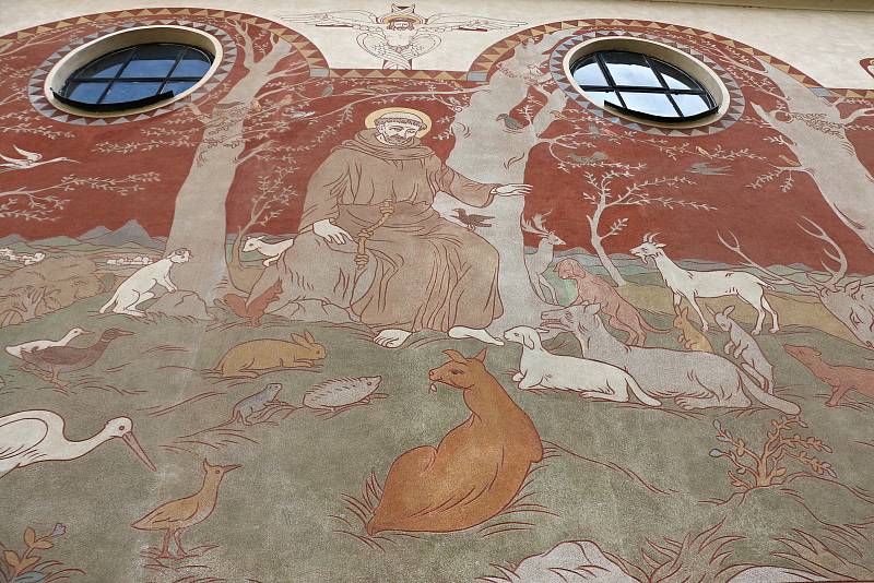 Karel Němec vyzdobil sgrafity i kostel svaté Kunhuty.