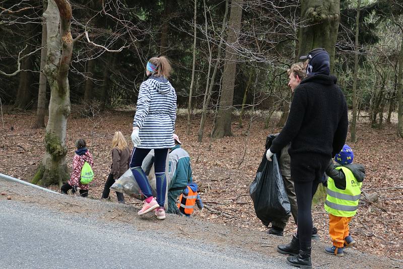 Do sbírání odpadků podíl silnic se pustili dobrovolní hasiči z Rokytna i z Kuklíku.