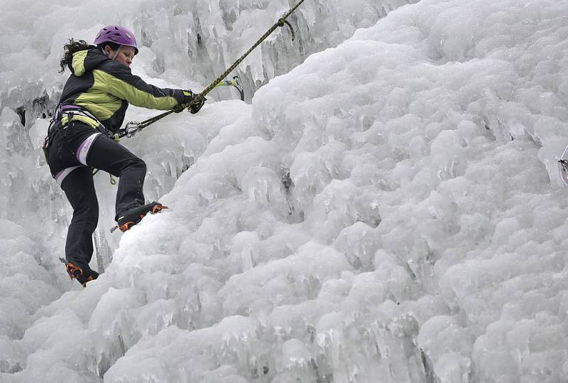 Jedna z největší umělých ledových stěn v ČR ve Víru na Žďársku hostila 14. února tři desítky horolezců na Mistrovství ČR v ledovém lezení na rychlost.
