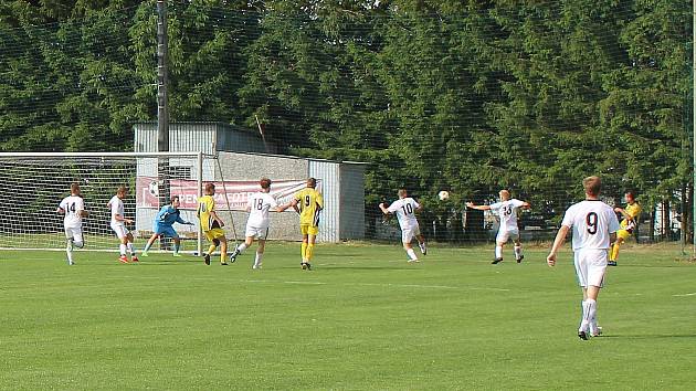 V prvním kole Krajského poháru Vysočiny prohráli fotbalisté Velkého Beranova (v bílém) na hřišti Bohdalova 0:3 a soutěž pro ně skončila.