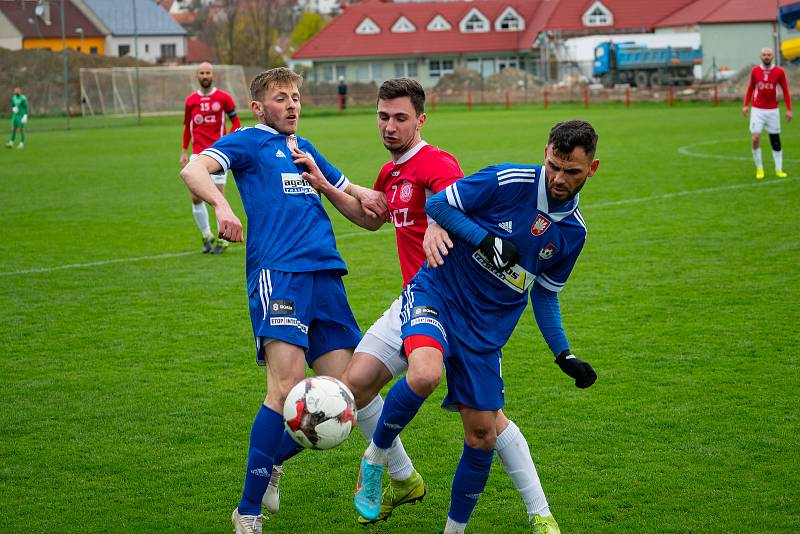 Fotbalisté Velkého Meziříčí (v modrém) o víkendu přivezli z utkání dalšího kola MSFL v Uherském Brodě bod za remízu 2:2.