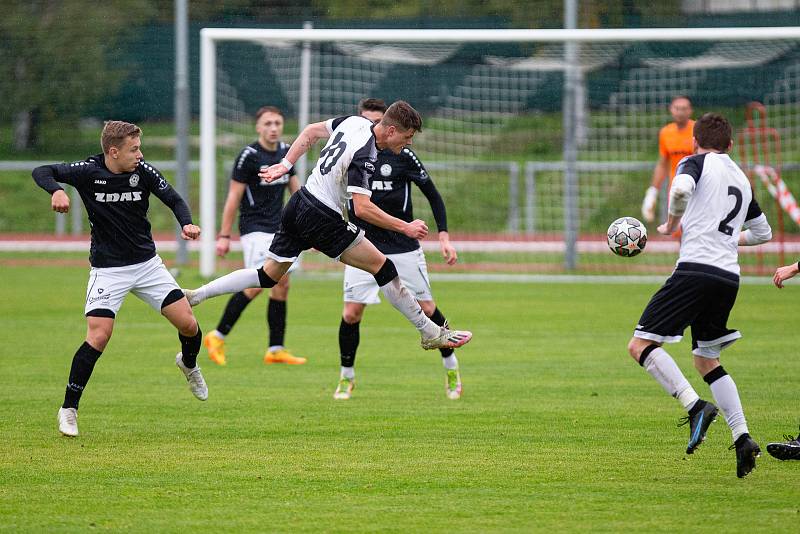 Podzimní trápení fotbalistů Havlíčkova Brodu (v bílých dresech) pokračovalo také v 9. kole divize. Hostujícímu Žďáru (v černých dresech) podlehli smolně 1:2.