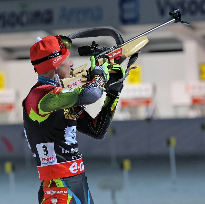 První závod MS v biatlonu v Novém Městě na Moravě. Ondřej Moravec před poslední střelbou.